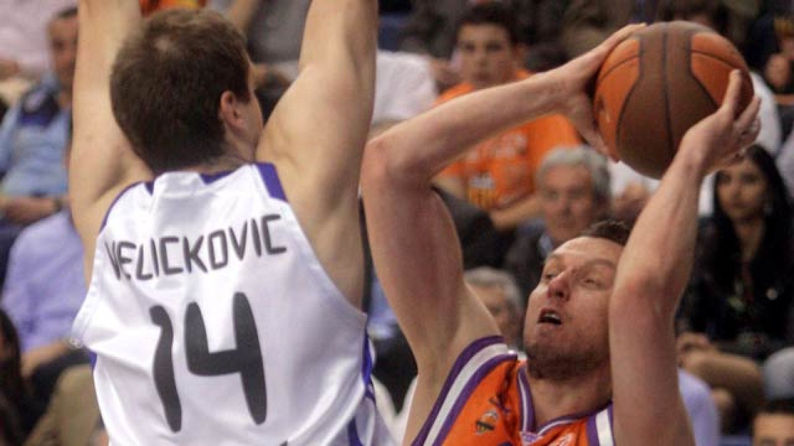 La Final Four de la Euroliga espera a Real Madrid o Power Electronics Valencia. Los dos últimos representantes españoles en la máxima competición de baloncesto continental se juegan un billete a Barcelona este jueves en la Caja Mágica.