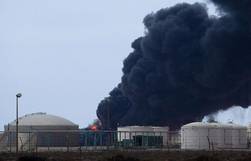 Los pozos de petróleo se convierten en objetivos en la guerra por el control de Libia