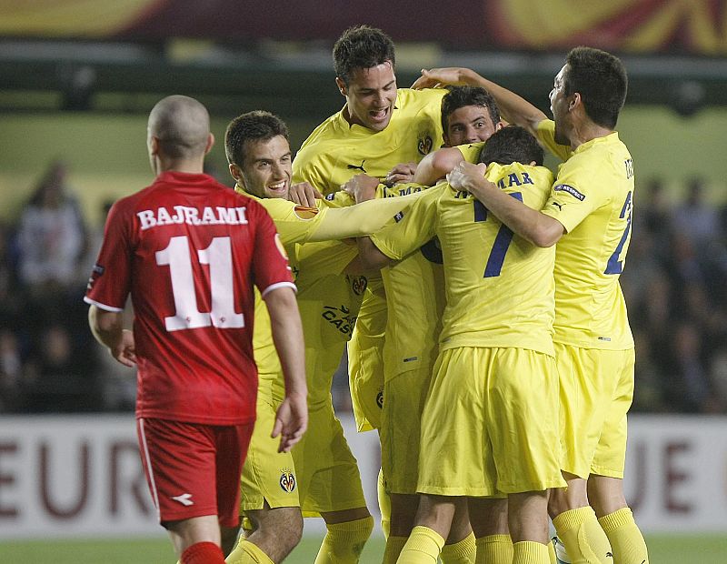 El Villarreal se une a las goleadas europeas y pone pie y medio en semifinales