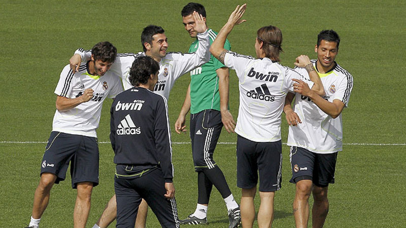 El segundo entrenador del Real Madrid, Aitor Karanka, ha comparecido en rueda de prensa por novena vez en la temporada en lugar de Jose Mourinho y ha rechazado las continuas afirmaciones respecto a que el club dé por perdida la  Liga y vaya a centrar