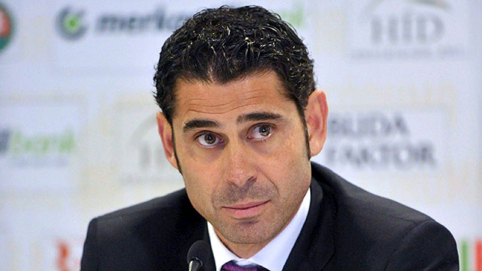 El director deportivo de la Real Federación Española de Fútbol, Fernando Hierro, ha comunicado a este organismo que no seguirá desempeñando su cargo, una vez que finalice su contrato el próximo 30 de junio. "Fernando Hierro, que ha sido el primer dir
