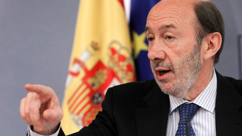 Rubalcaba dice que pondrá "dos lupas" sobre las listas electorales de Bildu