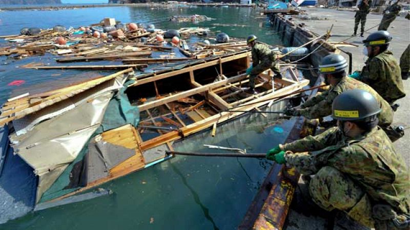 Naoto Kan promete viviendas temporales en su tercera visita a zona afectada