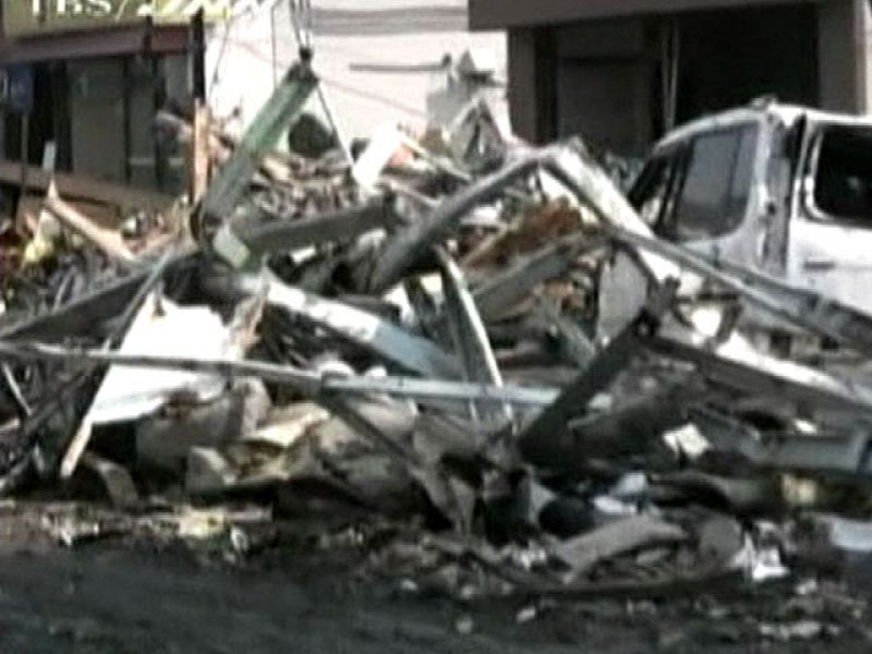 Un mes después del terremoto Fukushima sigue vertiendo agua radioactiva al mar