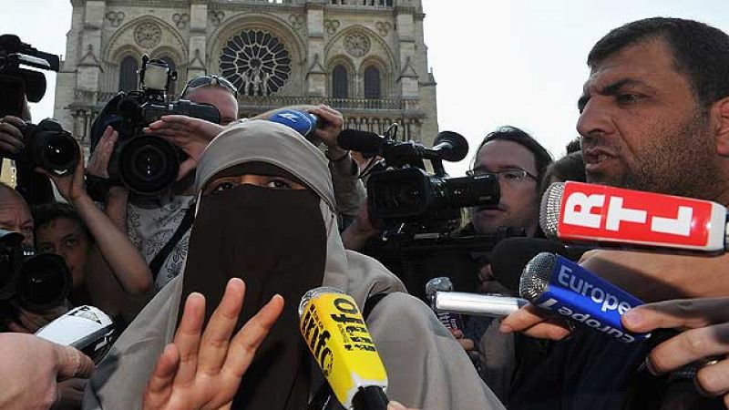 Detienen a tres mujeres con velo islámico en una manifestación contra la ley antiburka en Francia