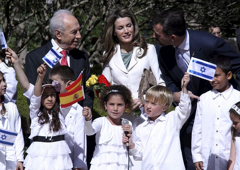 Los príncipes de Asturias, "emocionados" en su visita al Museo del Holocausto en Israel