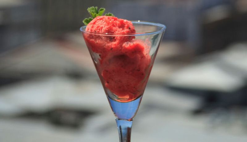 Pastel frío de galletas maría y sorbete de fresas