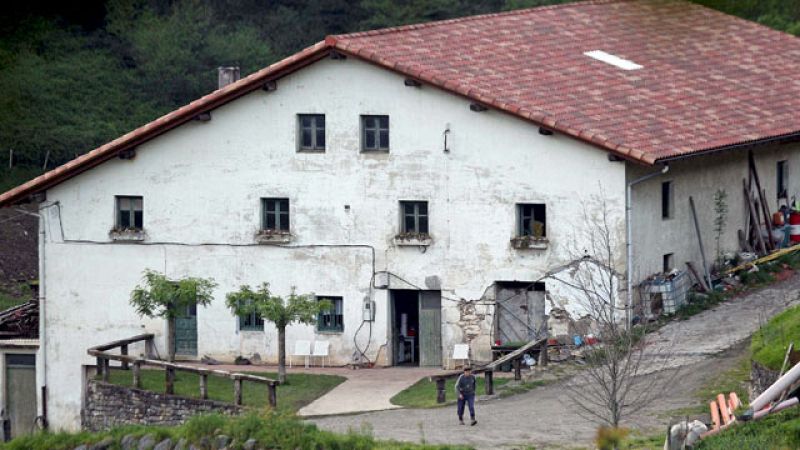 Hallan 850 kilos de explosivo en el caserío de los hermanos Esnaola, detenidos en Guipúzcoa
