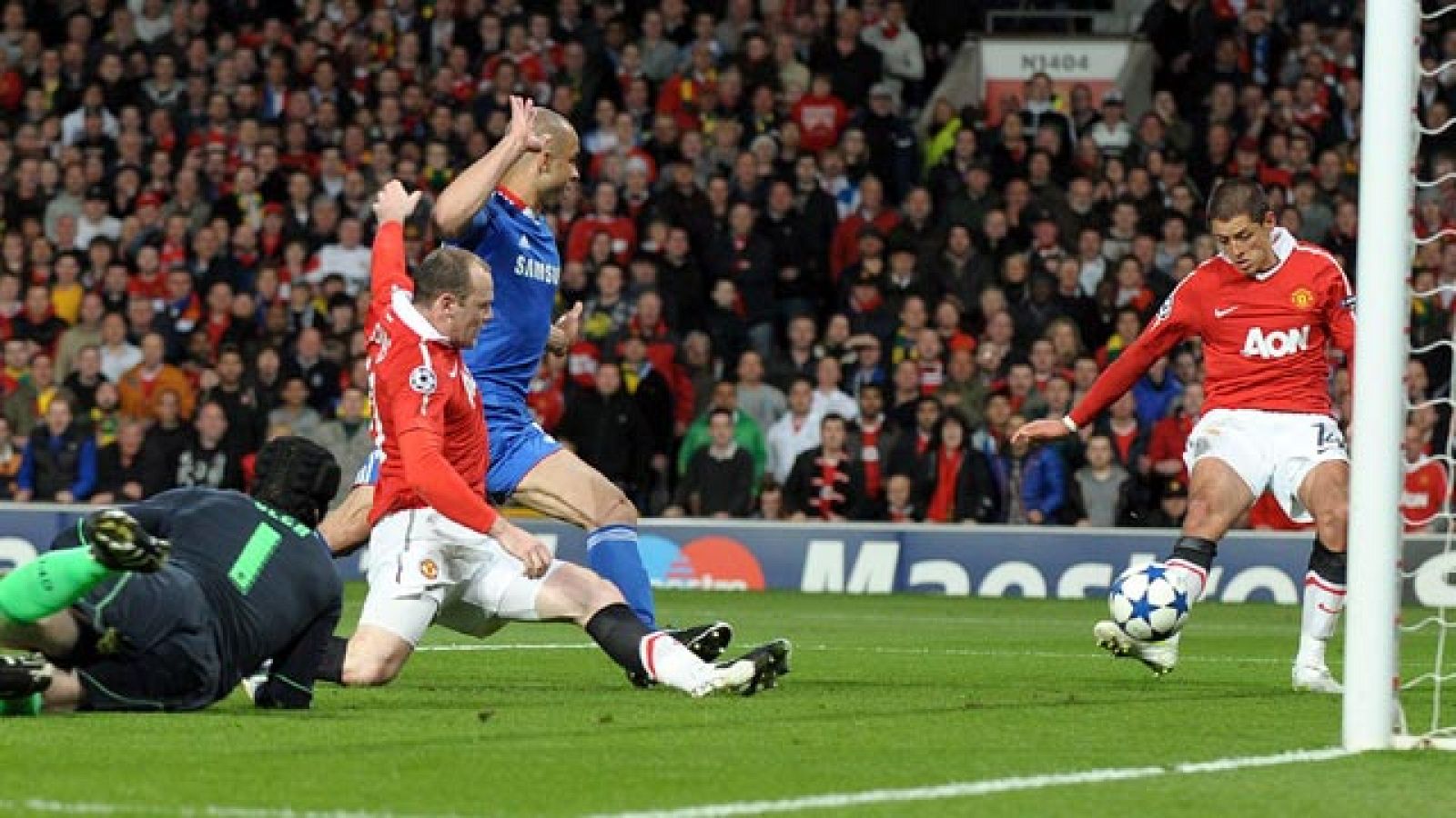 El Manchester United se impuso por 2-1 al Chelsea y anuló cualquier esperanza de remontada del equipo de Torres, quien se quedó sin marcar