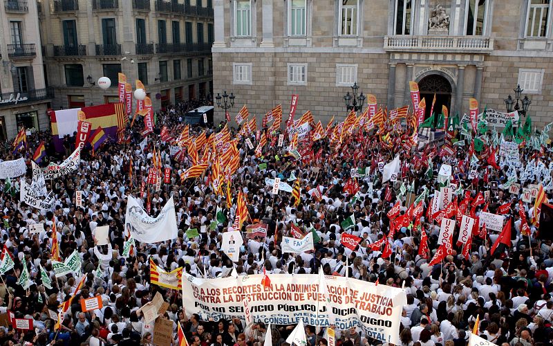 Miles de personas desbordan la plaza Sant Jaume de Barcelona contra los recortes del Govern