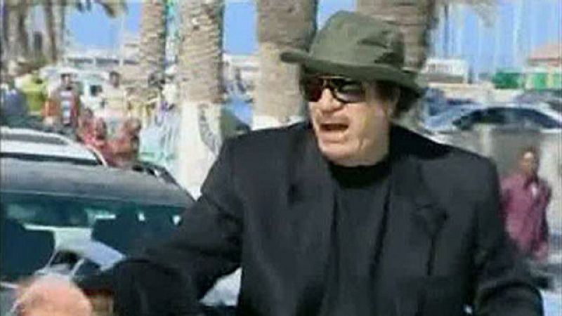 Gadafi sale de paseo por las calles de Trípoli tras un bombardeo de la OTAN