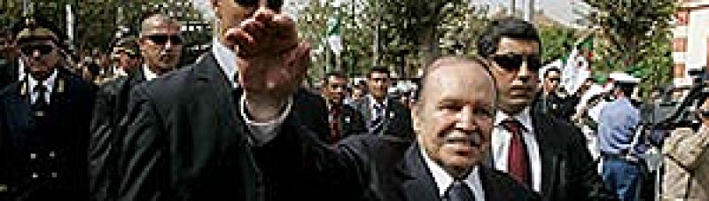 El presidente Buteflika anuncia una revisión de la Constitución y de la ley electoral en Argelia
