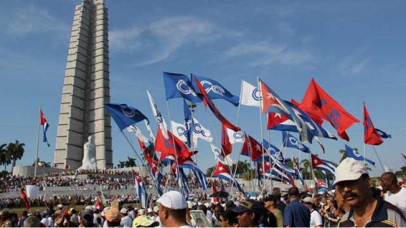 Raúl Castro preside desfile militar previo al congreso del Partido Comunista