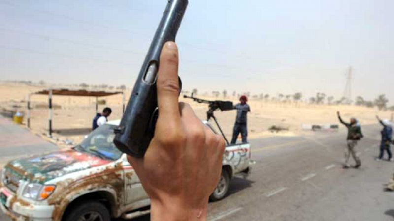 Los insurgentes comienzan a desplegarse de Ajdabiya tras los intensos combates
