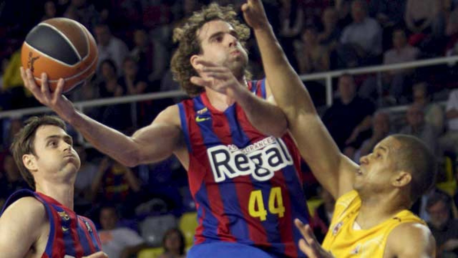 El Regal FC Barcelona ha roto su mala racha imponiéndose con contundencia a un Blancos de Rueda Valladolid que poco pudo hacer ante la intensidad defensiva de su rival (77-53).