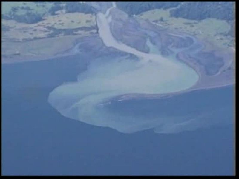 Más de 1.500 evacuados al sur de Chile tras la erupción de un volcán