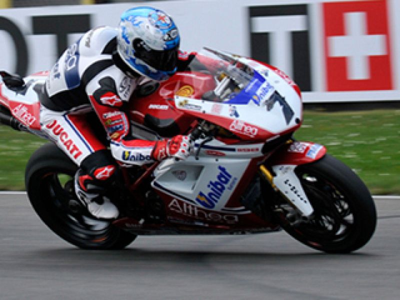 Checa brilla también en Assen y afianza su liderato