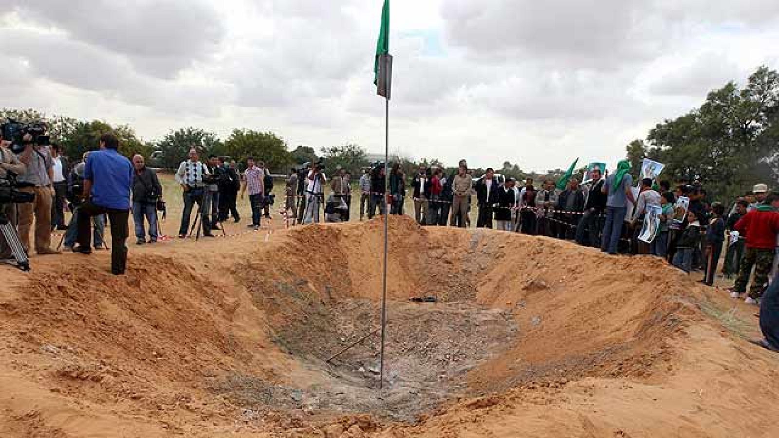 Los bombardeos de la OTAN no consiguen decantar la guerra en Libia un mes después