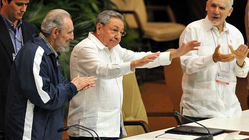 Fidel Castro acude a la elección de su hermano Raúl como nuevo líder del partido