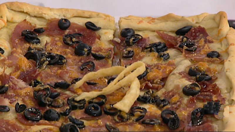 Pizza rellena de verduras, lacón y aceitunas (19/04/11)
