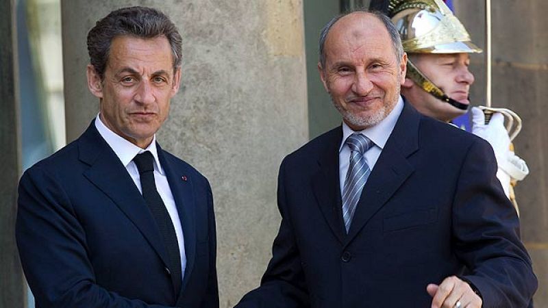 Francia, Italia y Reino Unido enviarán consejeros militares a los rebeldes en Libia