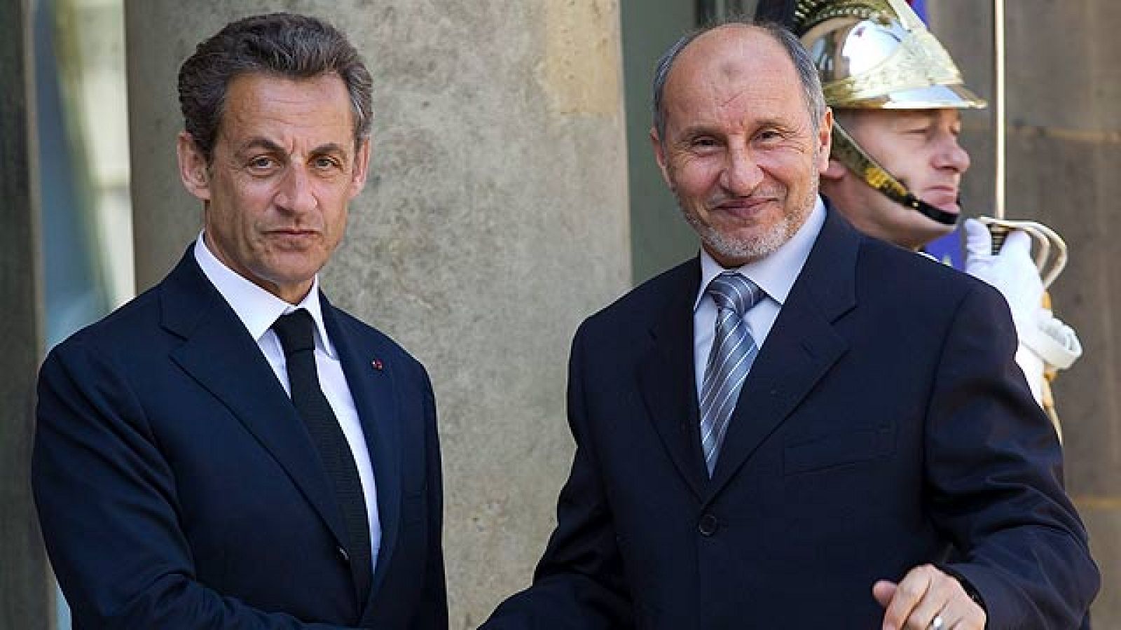 Francia intensificará los ataques aéreos en Libia y enviará militares de enlace