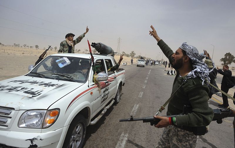 Gadafi burla las sanciones internacionales y hace llegar a Libia toneladas de gasolina