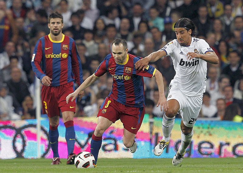 Iniesta podrá jugar contra el Madrid, ya que la UEFA desestima sancionarle