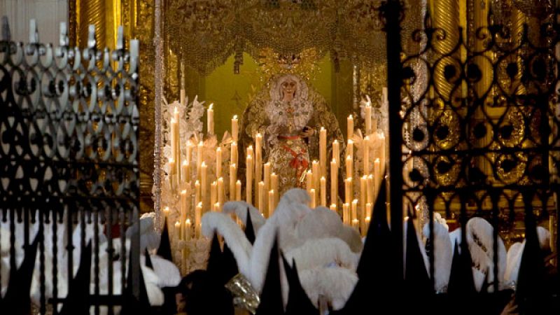 La lluvia rompe las ilusiones de los devotos durante la 'madrugá' sevillana