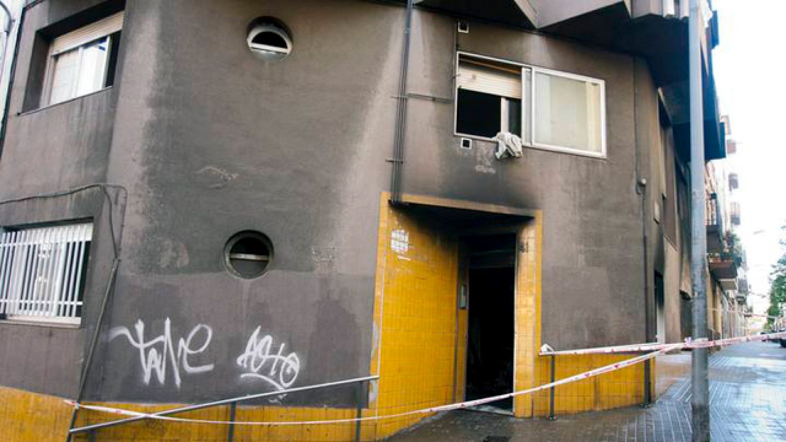 Un incendio en un edificio de Hospitalet deja siete heridos | Ver