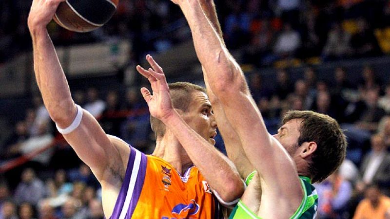 El Valencia complica los 'playoffs' al Unicaja, con Blancos de Rueda y Cajasol al acecho