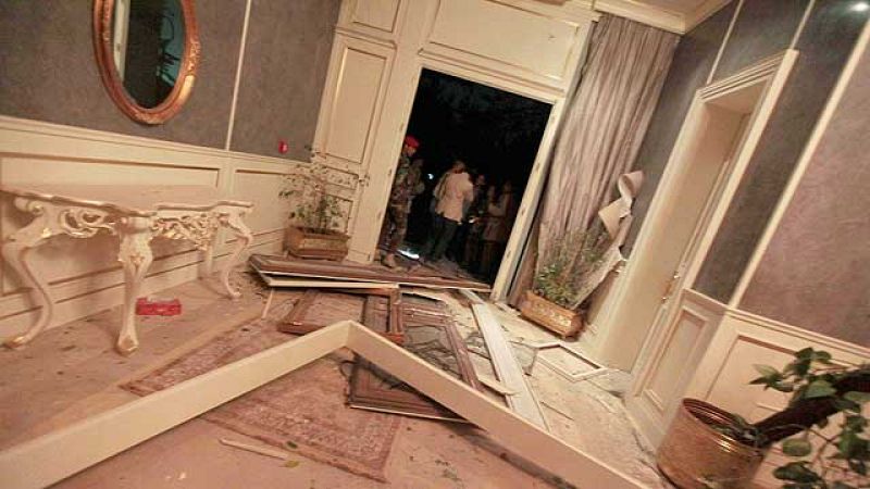 Un nuevo bombardeo de la OTAN alcanza un edificio de la residencia de Gadafi