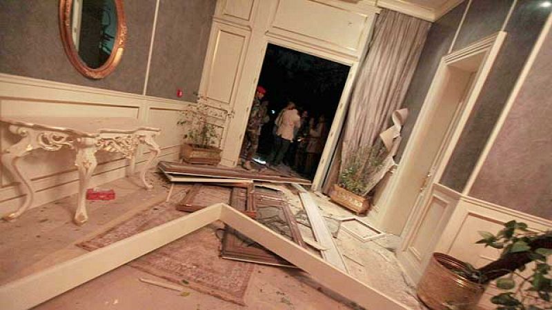 Un nuevo bombardeo de la OTAN alcanza un edificio de la residencia de Gadafi