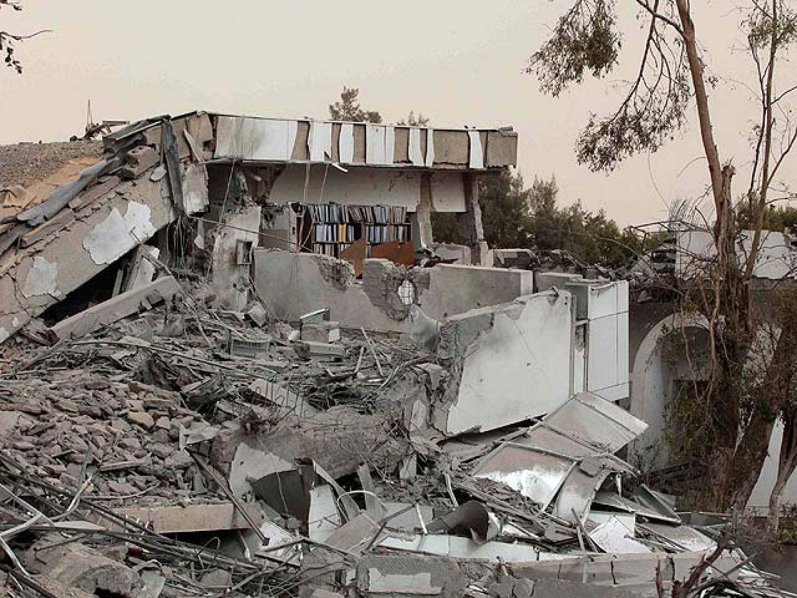 La televisión oficial libia ha emitido lo que asegura que son las primeras imágenes de Gadafi tras el bombardeo de parte de su residencia en Trípoli