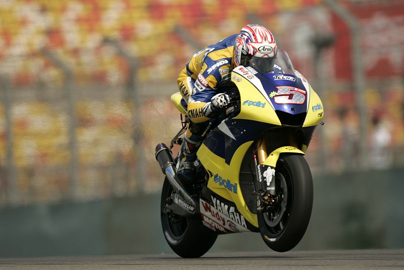 Colin Edwards se posiciona en la "pole", seguido de Rossi y Stoner