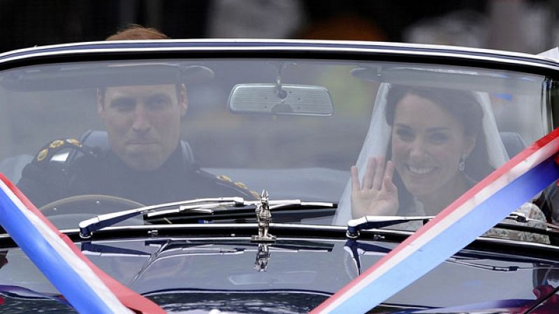 Guillermo y Catalina sale del palacio en un Aston Martin con la placa de "recién casados"