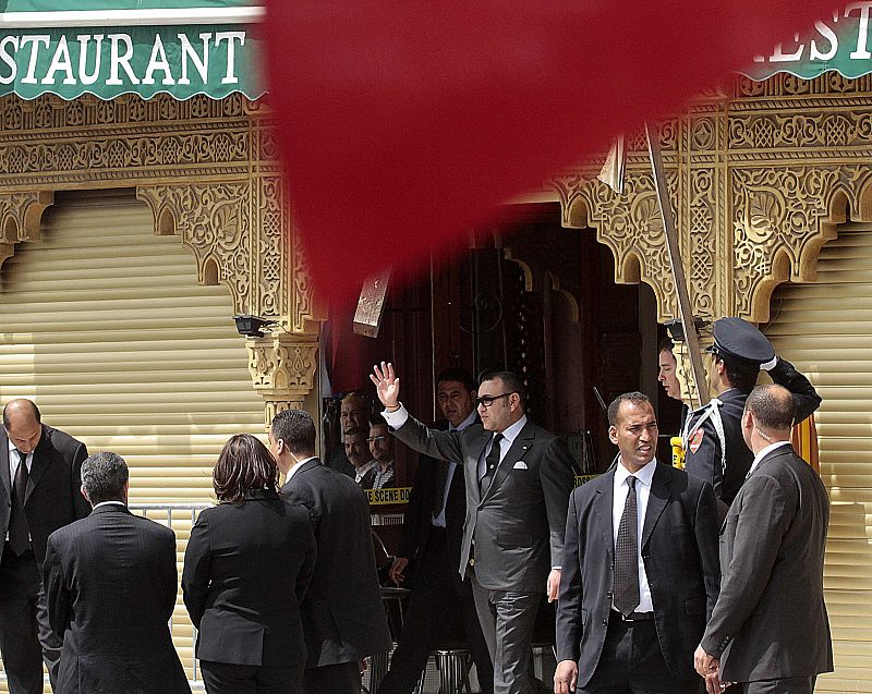 El rey Mohamed VI visita el lugar del atentado de Marraquech