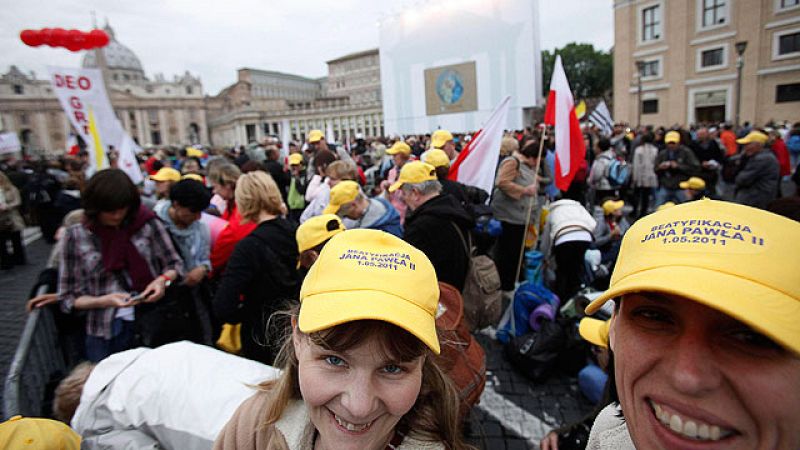 Decenas de miles de personas participan en la vigilia por Juan Pablo II