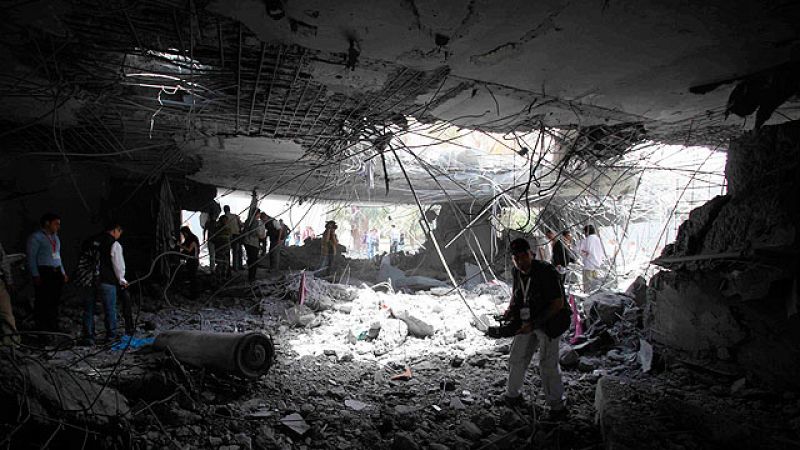 Un hijo y tres nietos de Gadafi mueren en un bombardeo de la OTAN en Trípoli