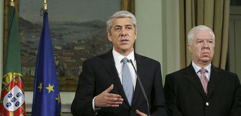 El rescate obligará a Portugal a pagar la mitad de paro y a bajar las pensiones