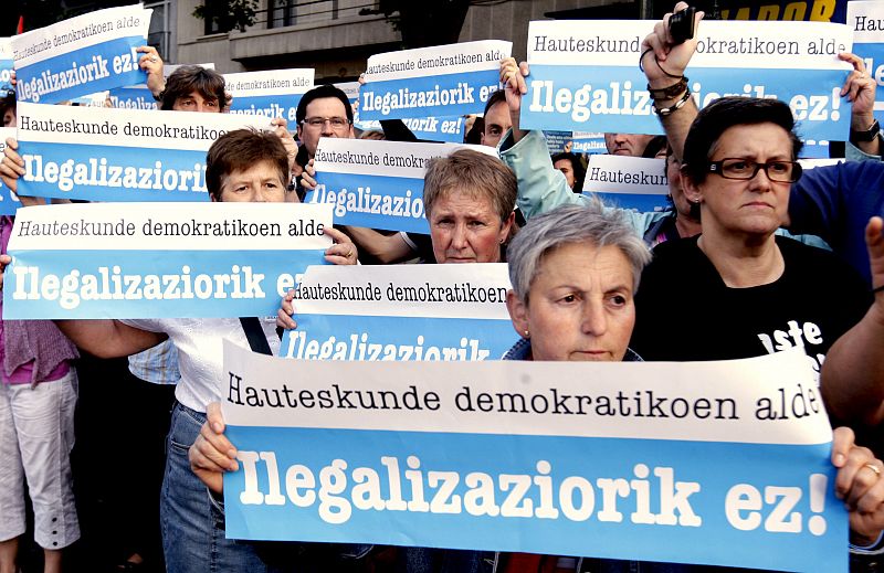 Miles de personas se manifiestan en Bilbao contra el veto de Bildu en las elecciones