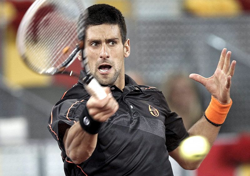 Djokovic puede con un batallador Ferrer y prolonga su racha a semifinales
