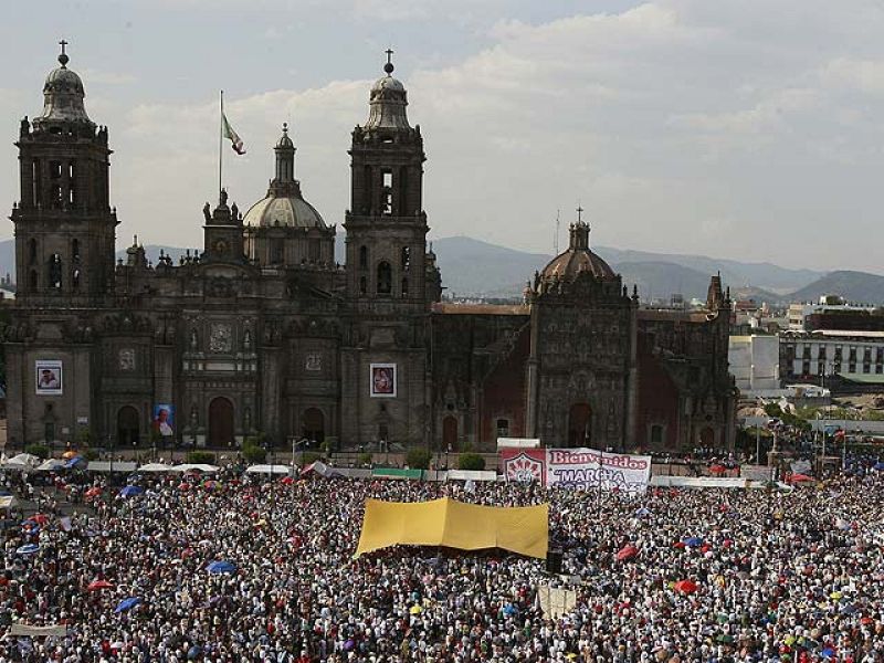 Culmina en México una gran marcha para pedir a Calderón un cambio en su "guerra" contra el narco