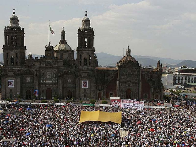 Culmina en México una gran marcha para pedir a Calderón un cambio en su "guerra" contra el narco