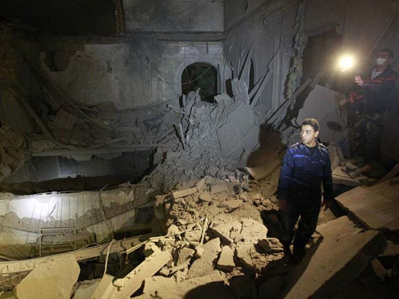 La OTAN intensifica sus bombardeos sobre Trípoli y destruye tres centros de mando de Gadafi
