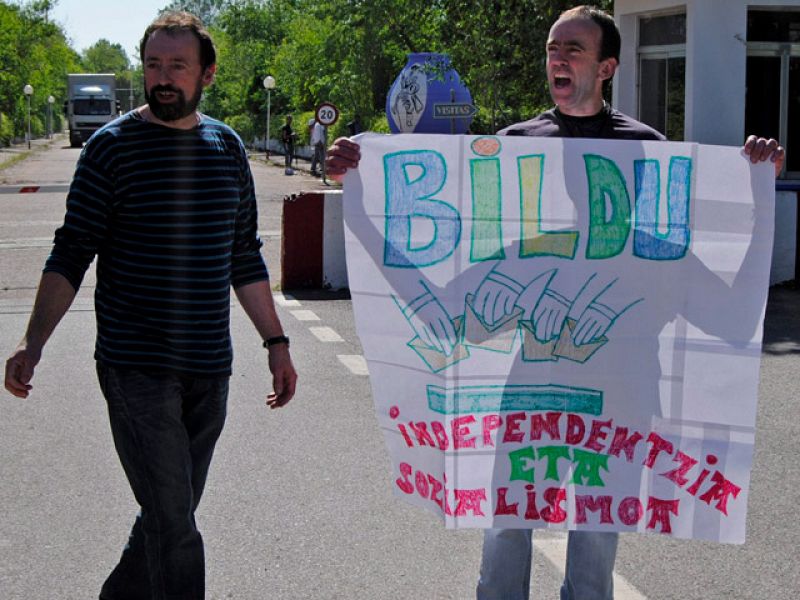 Tras 25 años de cárcel, el etarra Errandonea muestra una pancarta a favor de Bildu