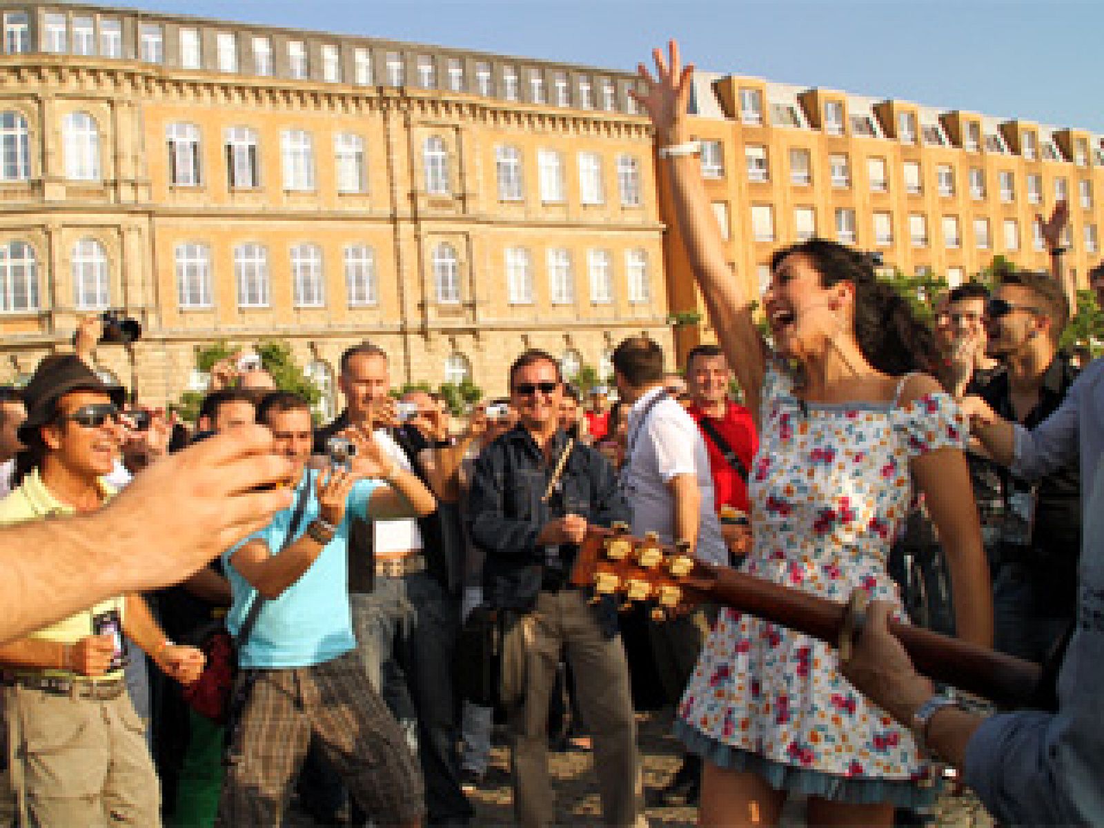 Lucía Pérez ha paseado por las calles de Düsseldorf, una visita que culminó a las orillas del Rin, en donde la cantante conoció a los eurofans españoles que ya están en Düsseldorf.