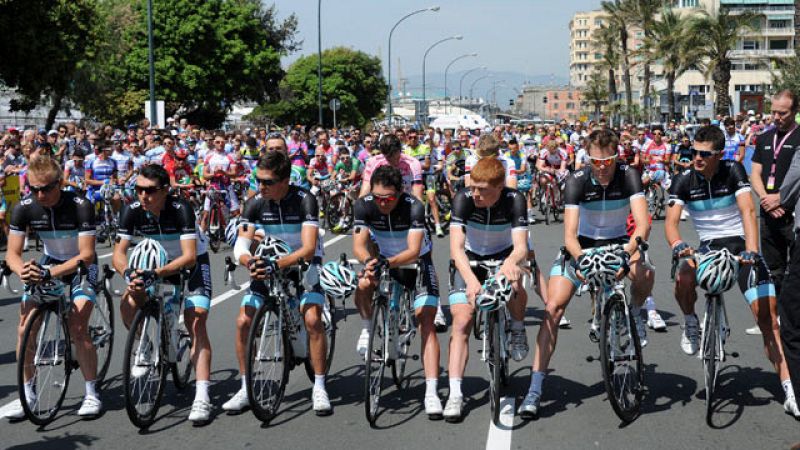 Triste paseo de duelo en el Giro