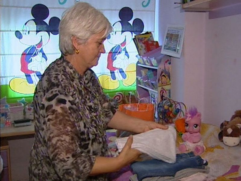 Una mujer consigue disfrutar del permiso de maternidad para cuidar a su nieta tras morir su hija