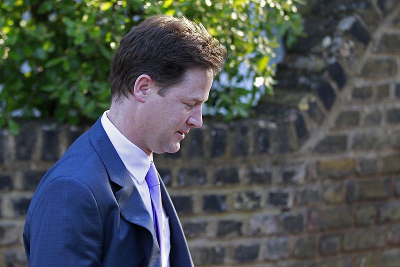 Clegg paga los platos rotos del 'experimento' de la coalición británica un año después